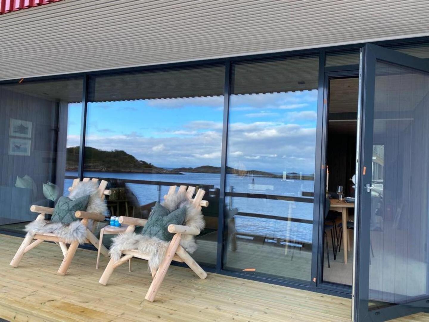 Waterfront Apartment With Panoramic Sea View 亨宁斯韦尔 外观 照片